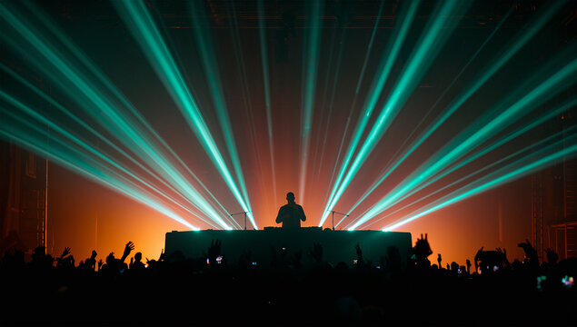 コピー用余白を確保したライブシーン、整然とした光と匿名の群衆