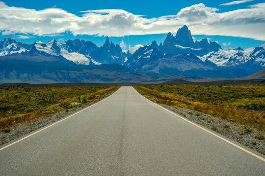 endless road from el calafate to el chanten patagonia argentina with fitz roy mountain view