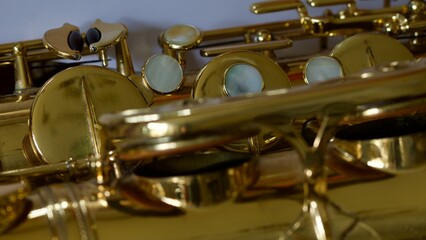 Obraz premium Detail eines Tenorsaxophons. Die Klappen. 