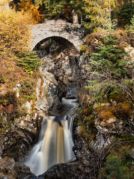 Falls of Bruar, eine Reihe von Wasserf&auml;llen am Bruar Water in Schottland. Langzeitbelichtung
