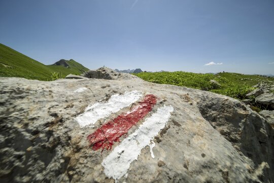 Trail marker on the Laufbacher-Eckweg, a demanding high-altitude hiking trail from H&ouml;fatsblick mountain station to Oytal, Allg&auml;u Alps, Allg&auml;u, Bavaria, Germany