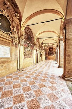 Archiginnasio Anatomical Theatre (Teatro Anatomico dell'Archiginnasio), courtyard with arcades, Bologna, Emilia-Romagna, Italy