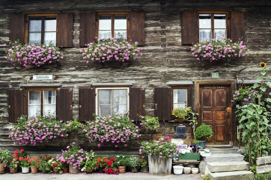Old wooden house with geraniums in front of the windows in Zollstra&szlig;e, Oberstdorf, Oberallg&auml;u, Allg&auml;u, Swabia, Bavaria, Germany