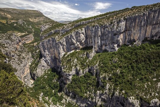 View into the Verdon Gorge at the Belvedere de Trescaire bas, Grand Canyon du Verdon, D&eacute;partement Alpes-de-Haute-Provence, Provence, France