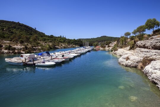 Boats in the boat harbour in Esparron-de-Verdon, Lac d Esparron, Provence-Alpes-C&ocirc;te d'Azur, Provence, France