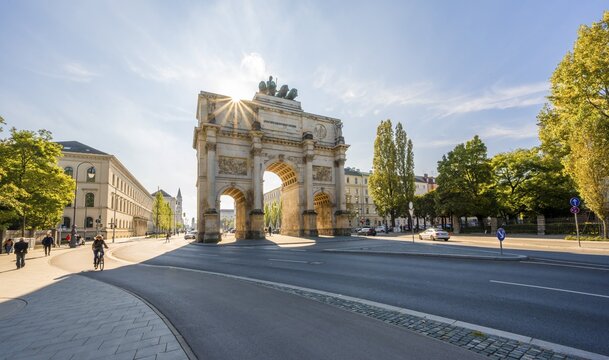 Sun Star, Siegestor and Leopoldstra&szlig;e, Neoclassical architecture, Bavaria, Munich, Bavaria, Germany
