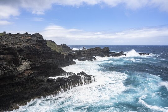 Rocky coast with roaring sea, Kahakuloa Bay, Maui, Hawaii, USA