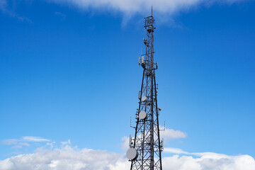Obraz premium Large steel radio tower on a mountain top