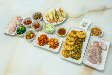 식탁 위 여러가지 반찬과 튀김들의 음식 