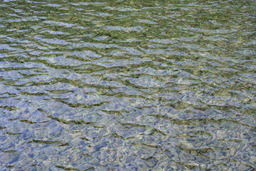 잔잔한 물결 속에 자갈이 있는 호수 풍경 