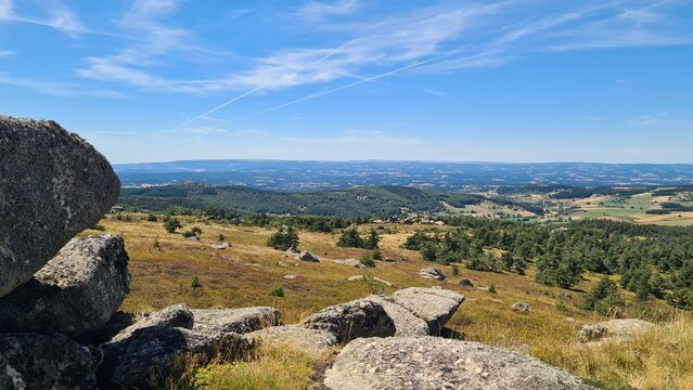 Les plateaux de la Margeride et de l'Aubrac vus depuis les chaos granitiques des sommets des monts de la Margeride (Auvergne, France)