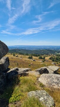Les plateaux de la Margeride et de l'Aubrac vus depuis les chaos granitiques des sommets des monts de la Margeride (Auvergne, France)