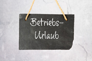 Schild mit Text Betriebsurlaub © Yvonne Weis