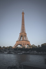 Obraz premium The Eiffel Tower along the River Seine in Paris, France.