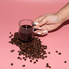 Fototapete Rund Cafe café tostado en grano en mano de mujer y taza de café  © jusereno