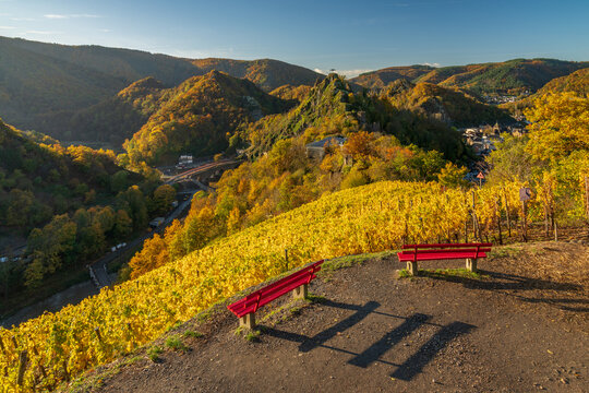 Blick auf Altenahr mit Burg Are in den Weinbergen im Ahrtal, Deutschland