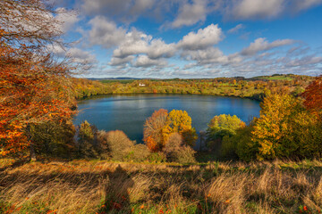 Weinfelder Maar in der Eifel, Deutschland © Adrian72