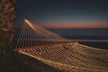 Obraz premium Beautiful afternoon at Los Angeles beach, California, seen from a hammock