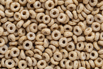 Naklejka premium Cereal rings spread across a flat surface for a simple presentation displaying texture and shape