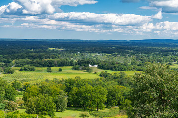 Obraz premium Rolling hills and vineyards in Virginia under blue sky with clouds
