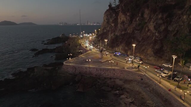 Vista era por sona costera en el atardecer, playas del pacifico al caer la noche.