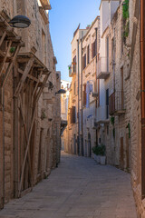 Obraz premium Narrow cobblestone street in the old town of Molfetta, Italy
