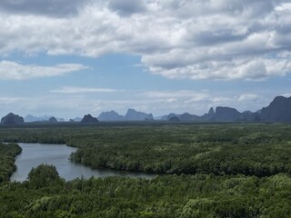 영화 아바타의 한 장면 같은 태국 팡아만의 신비로운 석회암 산들과 열대 밀림 하천 드론 풍경
