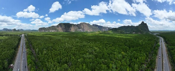 영화 아바타의 한 장면 같은 태국 팡아만의 신비로운 석회암 산들과 열대 밀림 하천 드론 풍경
