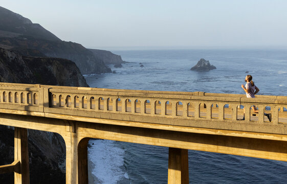 Runner side view on Bridge Big Sur landscape 