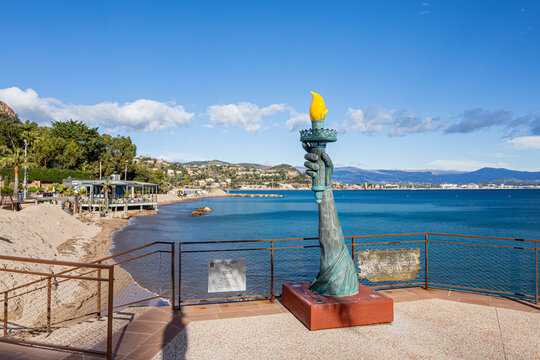 Sculpture Light of Liberty, m&eacute;morial du d&eacute;barquement de provence &agrave; Th&eacute;oule-sur-Mer sur la C&ocirc;te d'Azur en France