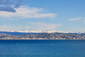 Fototapeta premium Vue sur la mer et les Alpes depuis Théoule-sur-Mer sur la Côte d'Azur en France