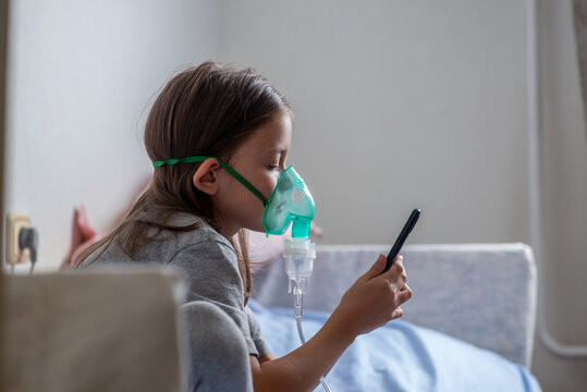 Child with a nibulaise mask inhales. Steam of the medicine