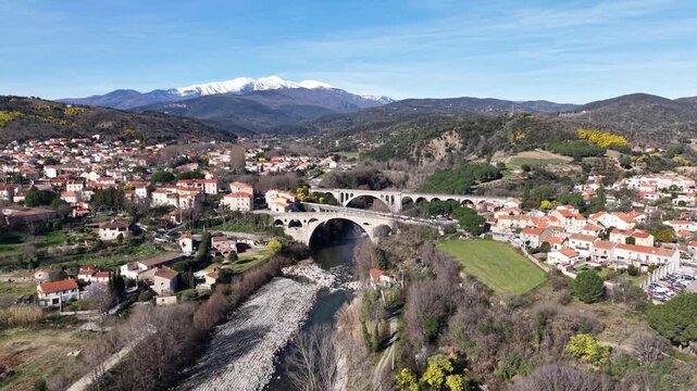 Vue a&eacute;rienne de C&eacute;ret et du tech dans les pyr&eacute;n&eacute;es orientales en r&eacute;gion occitanie (66400) France