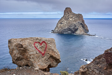 Heart rock boulder and Roque de Anaga © Xalanx