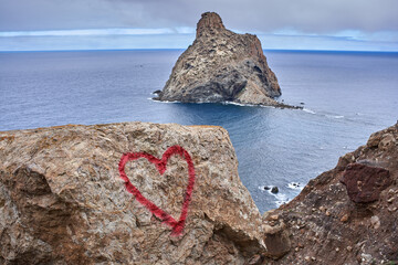 Heart rock boulder and Roque de Anaga © Xalanx