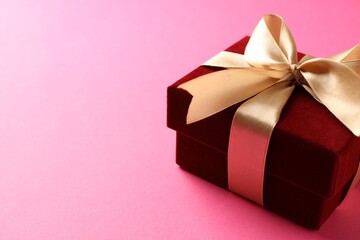 Obraz premium Beautiful velvet gift box on pink background, closeup. Space for text