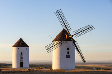 Obraz premium Wind mills on Mota del Cuervo hill at sunset