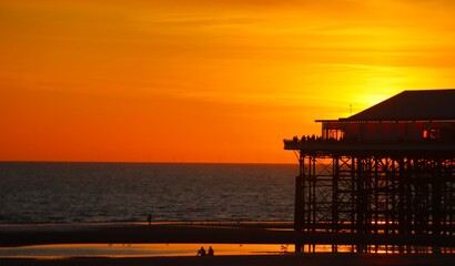 Super zdjęcie zachodzącego słońca nad pomostem mola  w Blacpool w Anglii. Fantastyczny czas złotej godziny. © Pawel Zabczyk