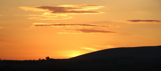 Piękny zachód słońca nad Górą Pendel w okolicach Nelson w Anglii. Złota godzina.  © Pawel Zabczyk