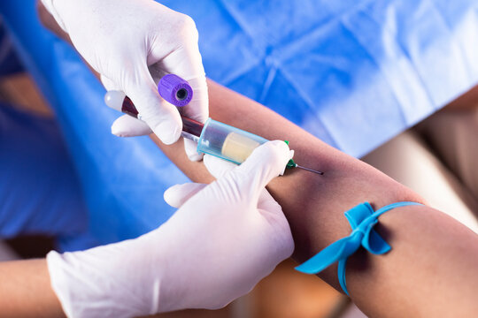 Nurse draws blood from patient / Enfermera realiza extracci&oacute;n de sangre a paciente