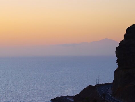 Złota godzina. Widok z wyspy Gran Canaria na wyspę Teneryfę.