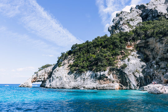 Atemberaubende Draufsicht auf das t&uuml;rkisfarbene Wasser der Cala Goloritz&eacute; auf Sardinien