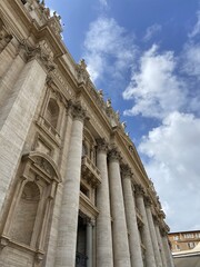 Naklejka premium Majestic Facade of St. Peter’s Basilica Under Blue Sky, Vatican City