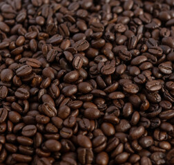 Fototapeta premium Roasted coffee beans macro texture background, full frame top view.