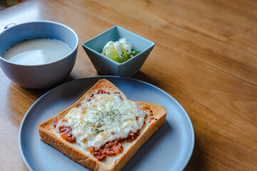 チーズトーストの朝食セット