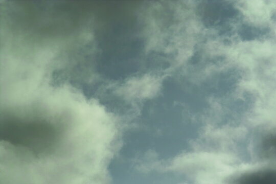 Lebendiges freundliches bedecktes Bild aus Wolken in grau und blau