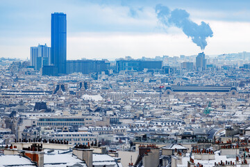 Obraz premium Panoramic winter cityscape of Paris with snow-covered rooftops