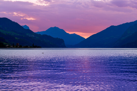 Sonnenuntergang &uuml;ber dem Walensee, Kanton St. Gallen (Schweiz)