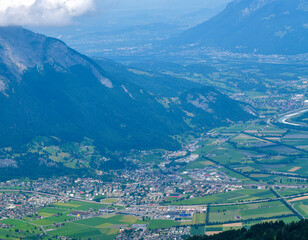 Obraz premium Blick von Gaffia im Pizol auf das St. Galler Rheintal in der Schweiz und das angrenzende Liechtenstein