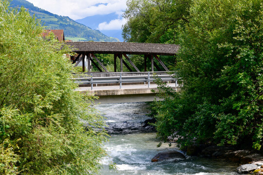 Die Etsch in Glurns im Vinschgau (S&uuml;dtirol, Italien)